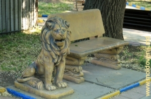 Декоративная скамейка в парке Андриеш