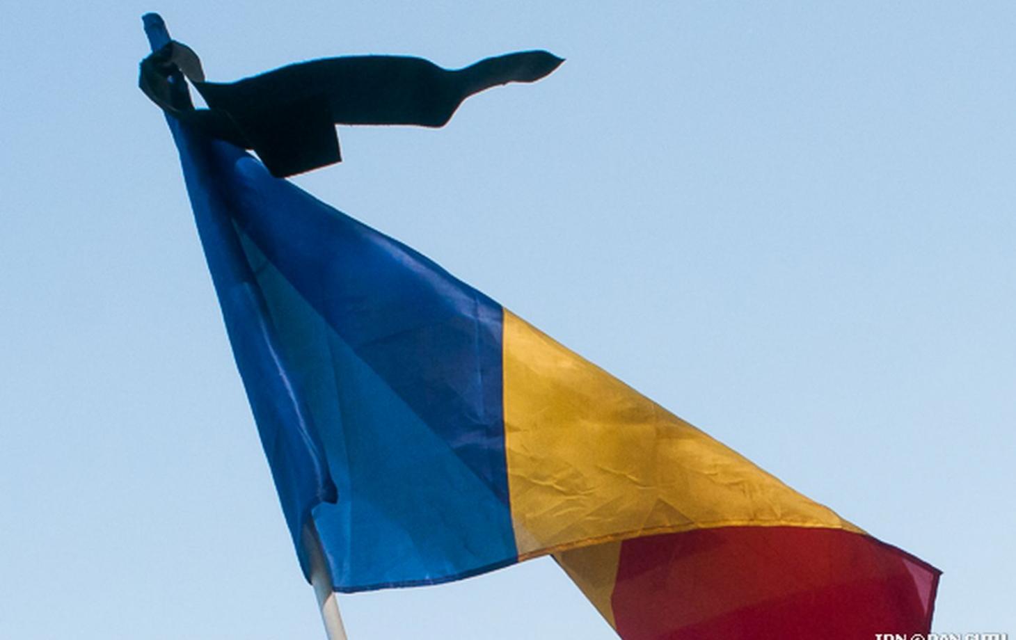 В дни траура государственный флаг. Украинский флаг за мир. Румыния Украина. Украина траур флаг. Флаг России и Украины фото.