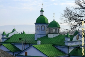 Вид с колокольни на Михайло-Архангельскую (зимнюю) церковь, средний план 