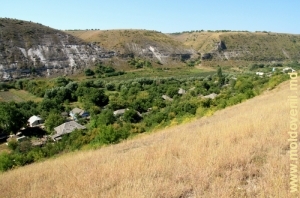 Село Бутучень в долине Реута, вид на юго-запад