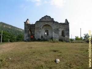 Разрушенная старинная православная церковь в Рашкове