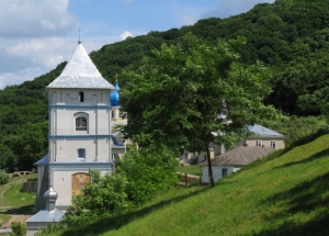 Vedere a mănăstirii din partea defileului, Mănăstirea de la Călărăşeuca, Ocniţa