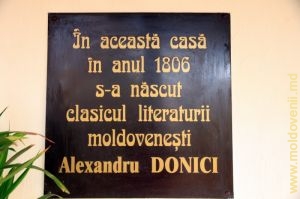 Panoul de pe peretele Casei-muzeu „Alexandru Donici”