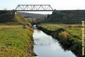 Podul de cale ferată peste rîul Bîc, lîngă satul Calfa