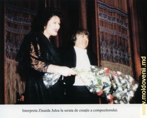 Исполнительница Зинаида Жуля на творческом вечере композитора