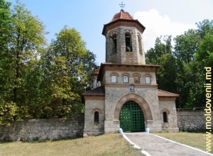 Надвратная колокольня Кухурештской церкви