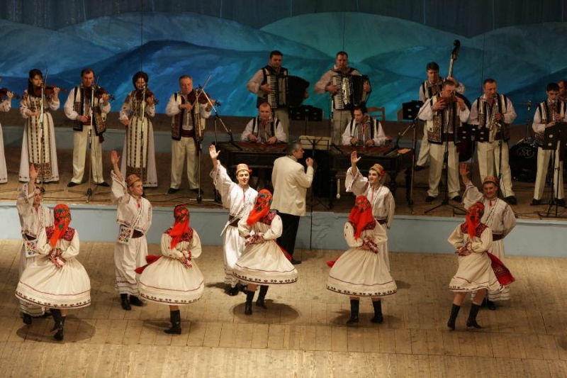 Молдовеняска. Молдавский народный танец. Молдавский танцевальный костюм. Национальные танцы Молдавии. Молдавские костюмы для танца.