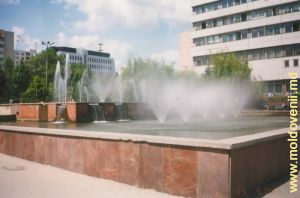 Havuzul din preajma clădirii Academiei de Studii Economice