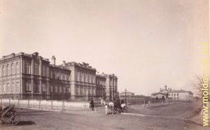 Colțul străzilor Gubernskaya și Reniyskaya. Școala reală (acum una dintre clădirile Universității de Stat. Anul 1889