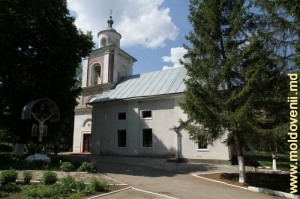 Зимняя церковь монастыря Хырбовец весной, 2011