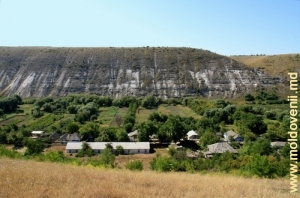 Вид на село Бутучень и долину Реута со скального хребта вблизи церкви