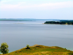 Vedere spre lacul de acumulare din apropiere de Costeşti