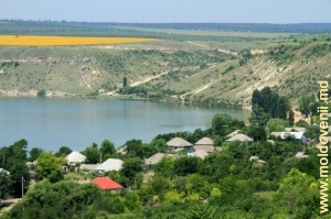 Vedere spre sat, lacul de acumulare şi defileu, Molovata Veche 