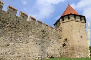 Partea peretelui şi turnul de colţ din jurul părţii centrale a cetăţii