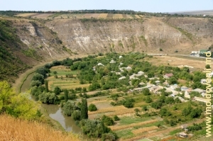 Окраина села Бутучень у излучины Реута и западный склон Бутученского ущелья