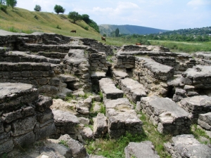 Ближний план археологического памятника «Восточные бани» (2008 год)