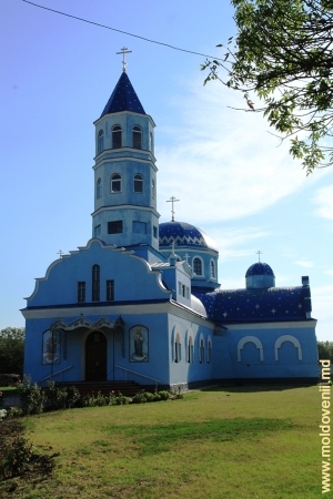 Biserica din sat, construită după proiectul lui D. Rodin