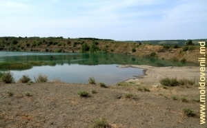 „Lacul albastru”– carieră inundată de orgalit din apropierea satului Naslavcea, Ocniţa