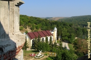 Vedere din împrejurimile Mănăstirii Hîncu, de pe clopotniţa bisericii în construcţii