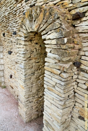 Elemente ale decorului de piatră din jurul anumitor izvoare