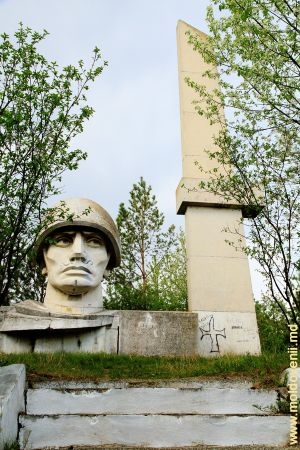 Памятник павшим на вершине толтровой скалы