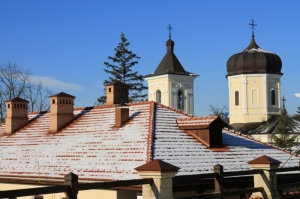 Vedere – Cupolele bisericii vechi de la mănăstirea Căpriana
