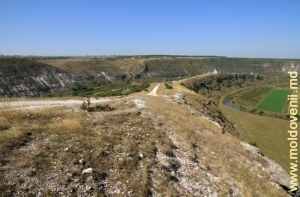 Скальный массив, он же левый склон Бутученского ущелья, вид вдоль в западном направлении