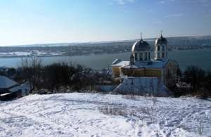 Vedere spre biserica din satul Molovata şi lacul de acumulare Dubăsari
