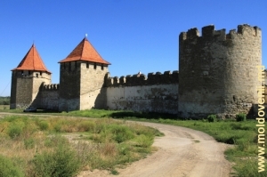 Zidul exterior al părţii centrale a cetăţii cu trei turnuri