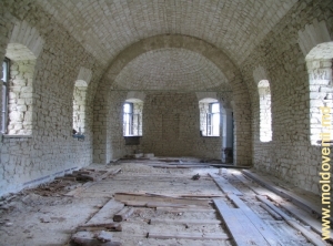 Interiorul bisericii de iarnă a Mănăstirii Condriţa în perioada reconstrucţiei (2008)