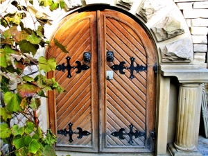 Дверь в погреб резчика по камню В. Штирбу