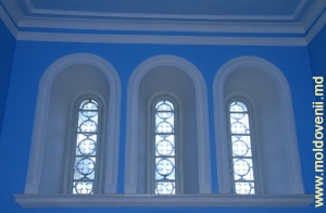 Interiorul bisericii din Nişcani