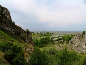 Vedere din defileu spre sat şi lacul de acumulare