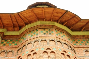 Vedere asupra părţii superioare a absidei laterale de sud, cu decor din cărămidă şi discuri ceramice