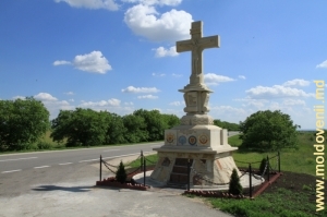 Crucifix din piatră de Cosăuţi, lîngă izvorul din preajma Comratului 