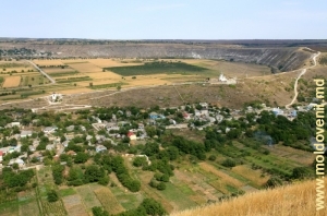 Вид на село Бутучень и долину Реута с правого склона Бутученского ущелья