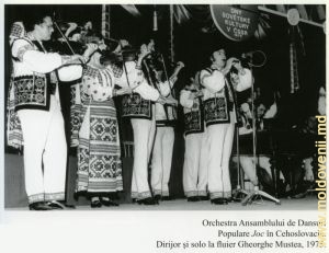 Оркестр ансамбля народных танцев «Жок» в Чехословакии. Дирижер и соло на флуере – Георгий Мустя, 1975 год