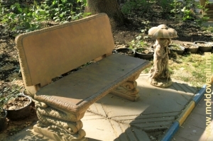 Декоративная скамейка в парке Андриеш