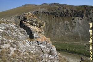 Живописные скалы на вершине правого склона ущелья и вид на его левый склон
