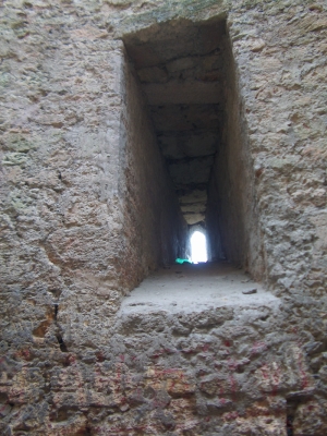 Ambrazura în grosimea zidului turnului de sud-est