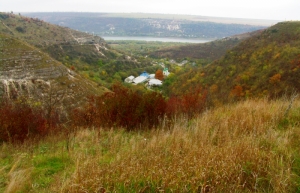 Вид на монастырь и Днестр с вершины склона Сахарненского ущелья, Резина