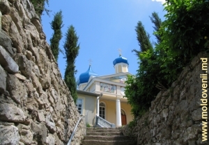 Scara şi biserica nouă a mănăstirii Călărăşăuca