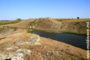 Confluenţa rîului Draghişte cu rîul Racovăţ la începutul lacului de acumulare de pe Racovăţ