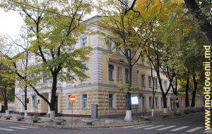 Здание Кишиневского окружного суда (ныне Управление Молдавской железной дороги)