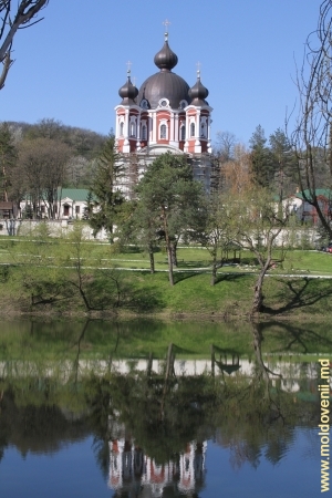 Lacul de lîngă mănăstirea Curchi