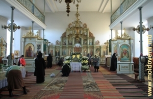 Interior al bisericii de vară a Mănăstirii Răciula