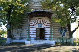 Faţada şi intrarea în biserica din satul Nişcani
