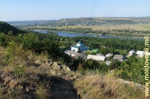 Вид на Днестр и монастырь Жапка с вершины скалы над скальной церквью