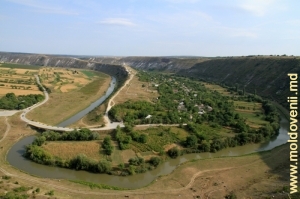 Вид на долину, село Бутучень, Реут и мост через него, дальний план