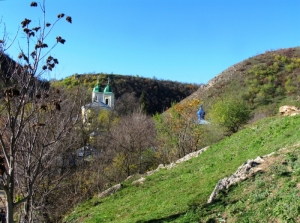 Vedere a mănăstirii şi împrejurimilor la intrarea în el, Mănăstirea Saharna, Rezina